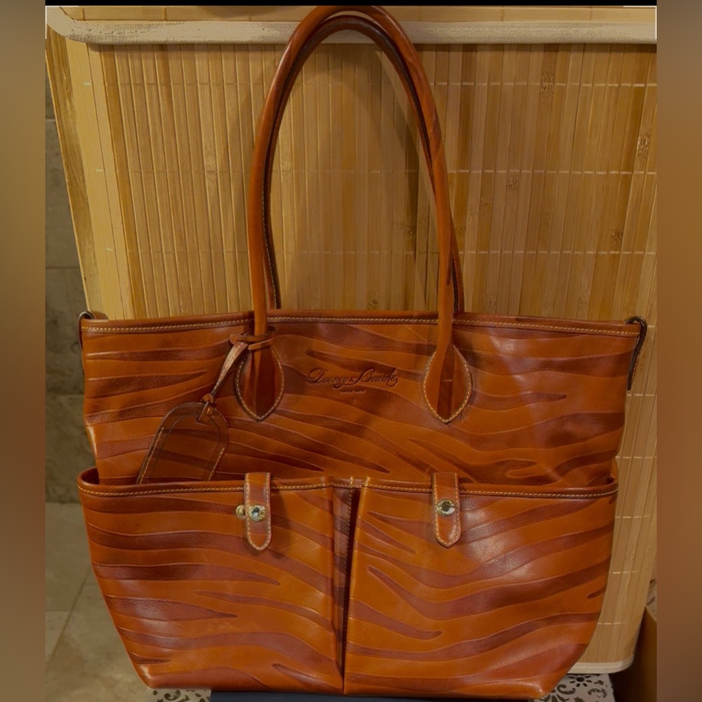 DOONEY & BOURKE large Florentine Leather bag.
BEAUTIFUL GORGEOUS BAG !!!